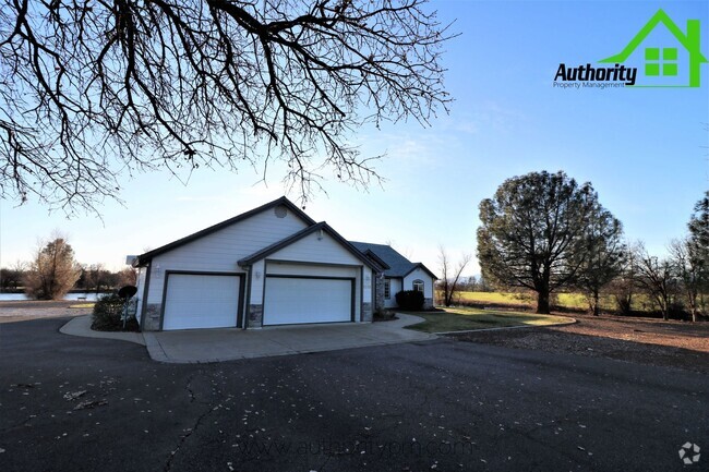 Building Photo - 21789 Seven Lakes Ln Rental