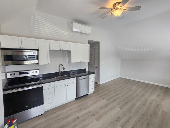 Building Photo - 14 Oak St Unit 3