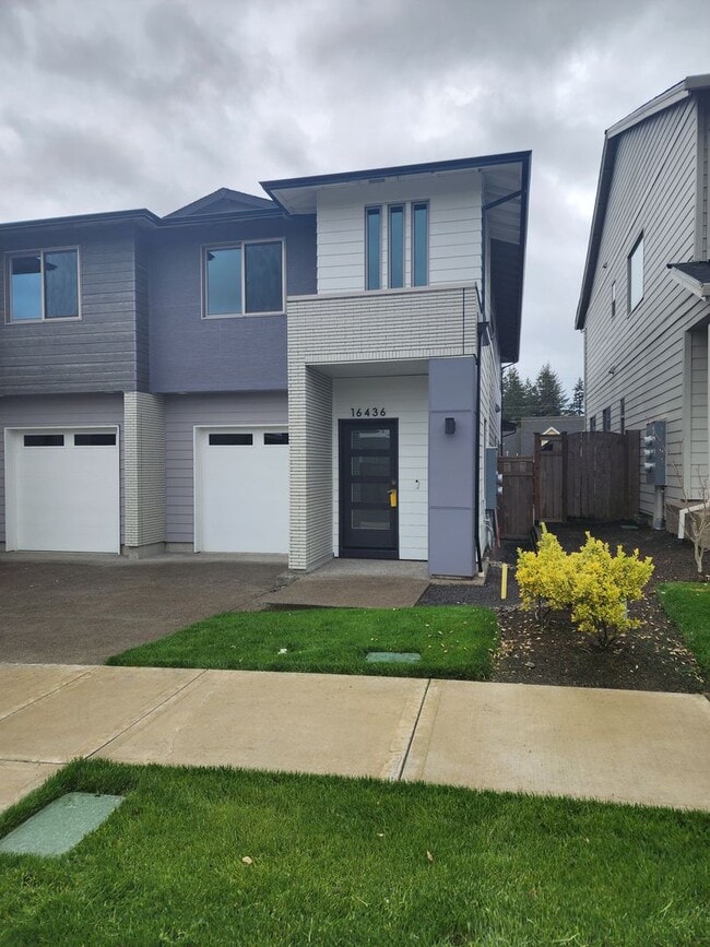 Building Photo - 3 bedroom Townhouse with Pool Access and Expansive Recreational Facilities
