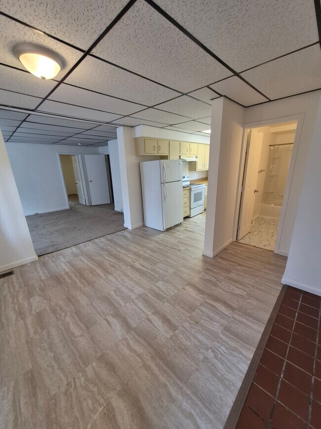 Dining room, living room, kitchen, and bathroom - 501 Beatty Rd Unidad Beatty Rd Apt 1