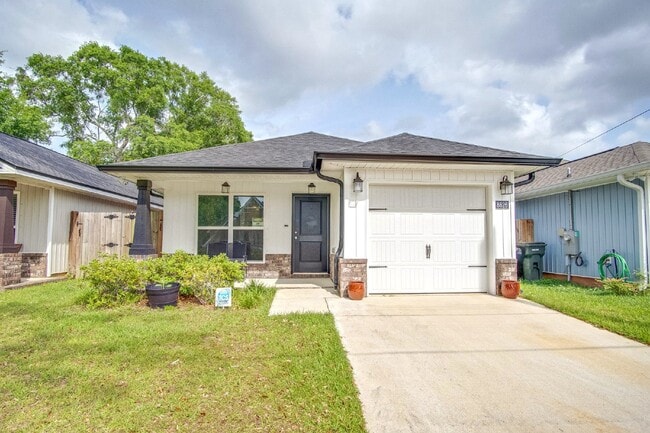 Building Photo - Beautiful 3-Bedroom, 2-Bath with 1-Car Garage, Open Floor Plan, Stainless Steel Appliances, and F...