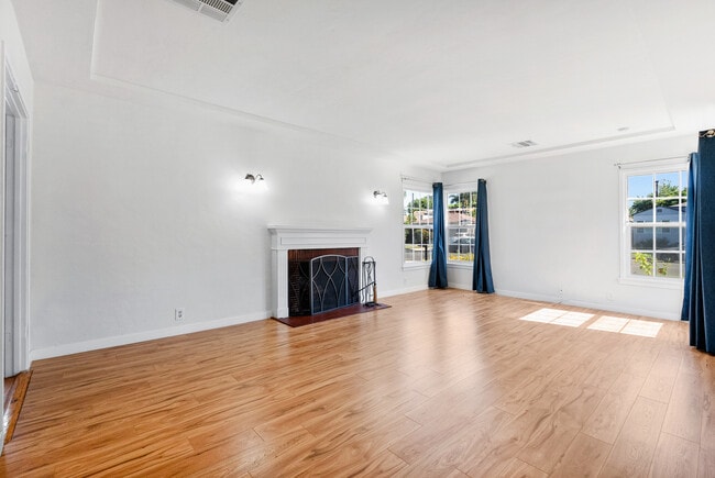 Photo - 15235 La Maida St