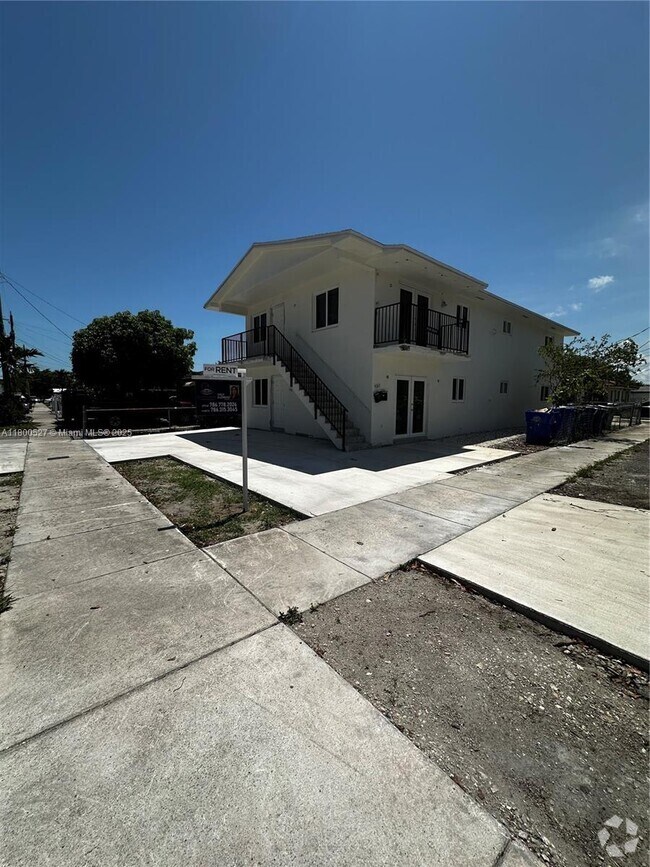 Building Photo - 828 NW 23rd Ct Unit 828 Rental