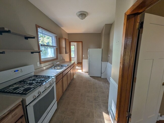 Building Photo - 660 5th St E Unit 1