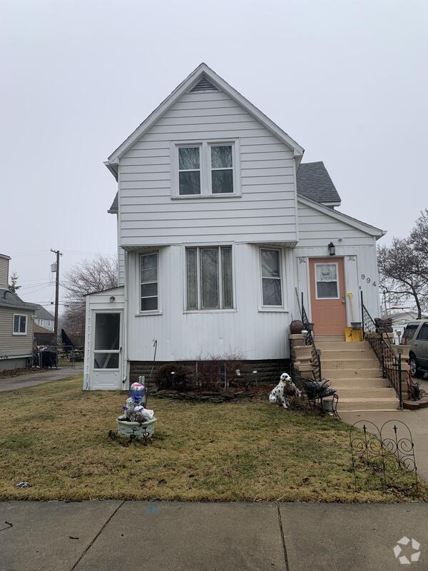 Building Photo - 994 Elm St Rental