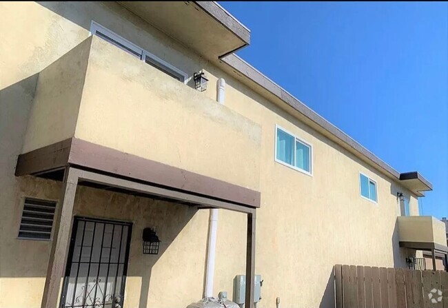 Building Photo - Upstairs 2 bed/1bath with private garage i... Rental