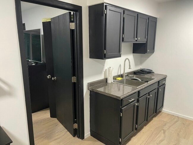 Building Photo - 4169 W Ridge Rd Unit 11