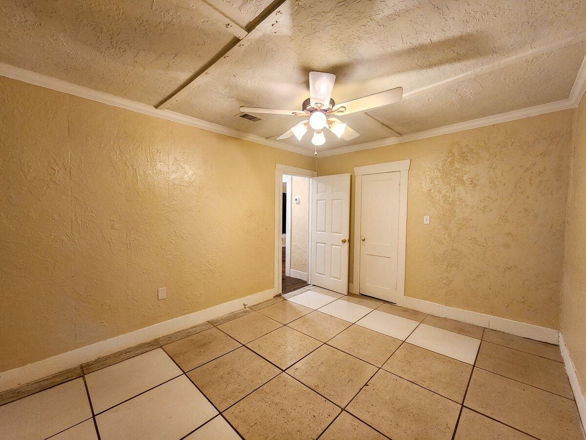Photo - 2222 Hogg St