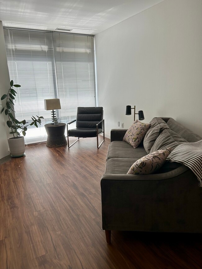 Sala de estar - 819 Virginia St Unidad 1 Bedroom Condo