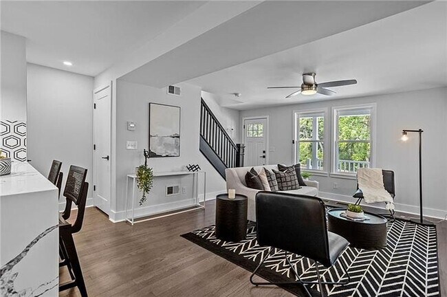 Photo - 7122 Baker St