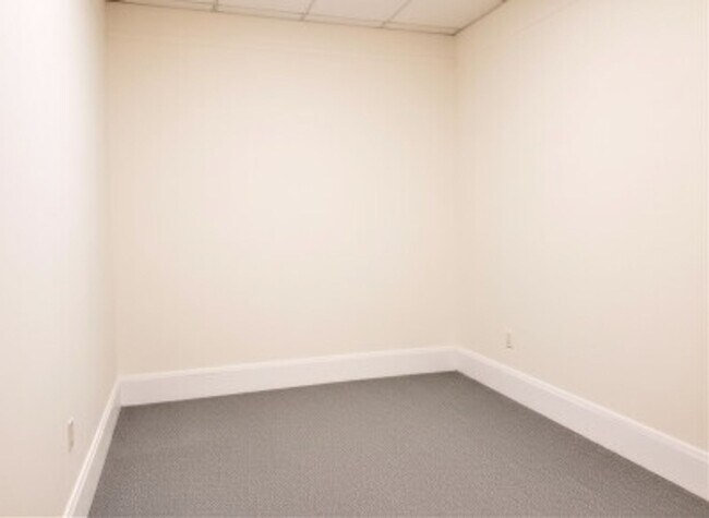 Photo - NO FEE - Kenmore 3 BR Apartment - 9/1