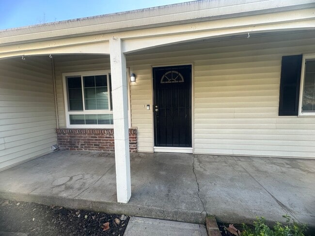 Photo - 3 Bedroom 2 Bathroom Home with Yard