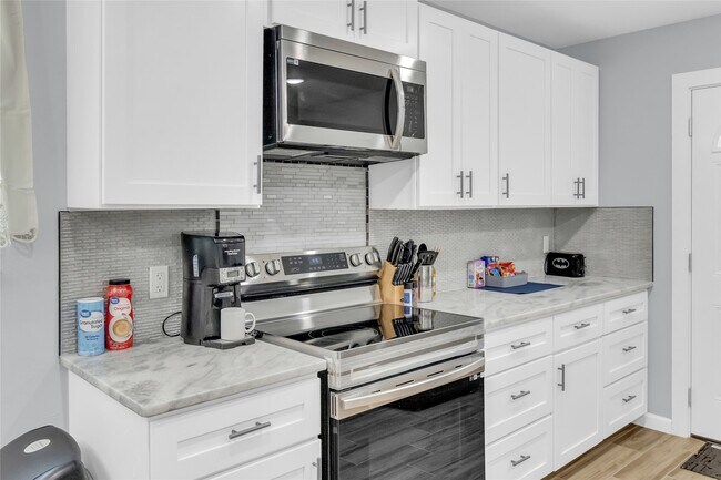 Photo - 5815 Schevers St