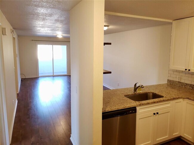 Photo - 15215 Amberly Dr Unidad 208
