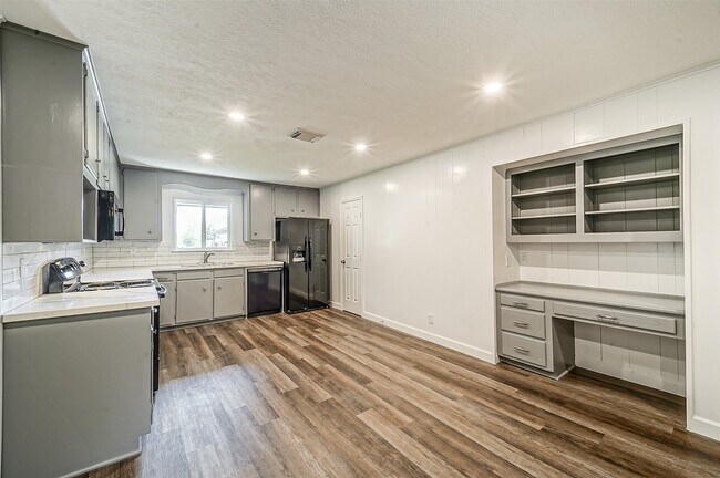 Photo - 2605 Leslie St