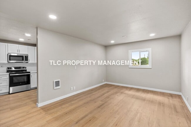 Building Photo - 227 S 6th St Unit C