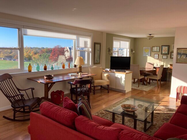 Building Photo - 893 Farmington Ave Unit 5H