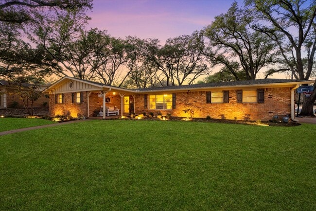 Building Photo - 5601 Westlawn Dr