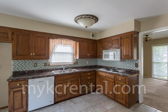 Photo - 8414 W 98th St