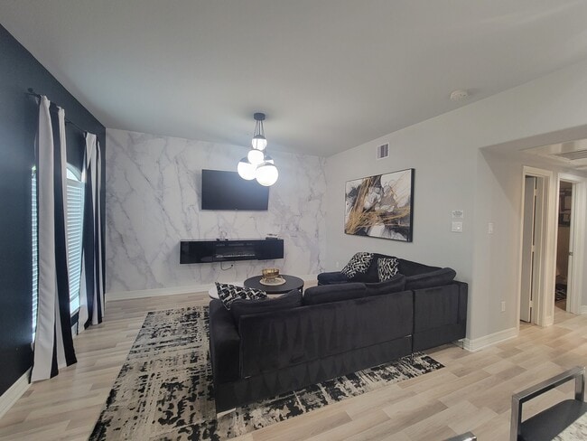 Building Photo - 7823 Gladstone St Unit B5 Rental