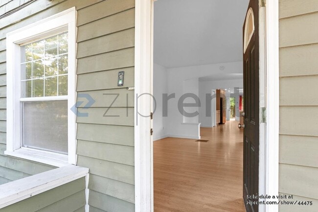 Building Photo - 5536 27th Ave NE Rental