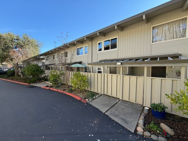 Building Photo - 2 Bed 1 Bath Condo W/ Garage In Orinda Unit 2