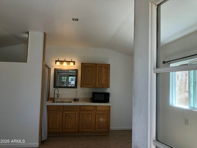 Photo - 708 W Howe St