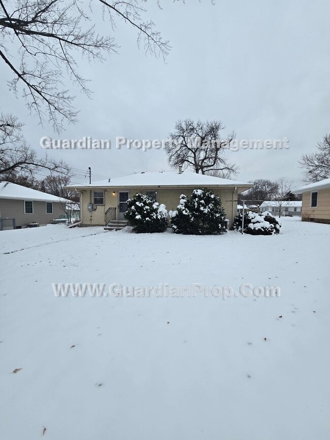 Building Photo - Available now! House with extra office/bonus room! new LVP flooring throughout, main floor living...