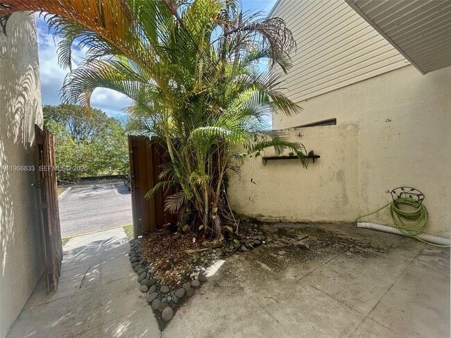 Photo - 645 Executive Center Dr Unit R101