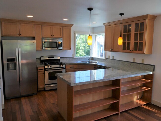 Photo - 4 Bedroom Townhouse Blocks from Seattle Un...