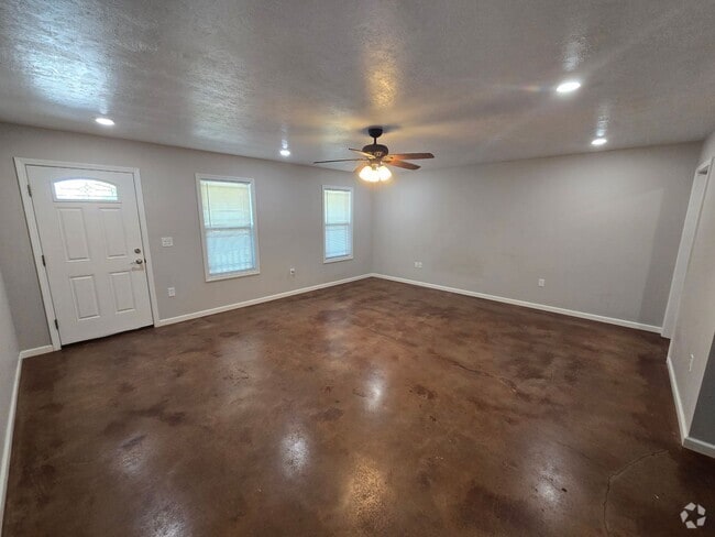 Building Photo - Studio Apartment in Newport Unit #13