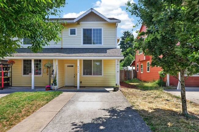 Building Photo - Bright & Spacious Townhome with Private Patio