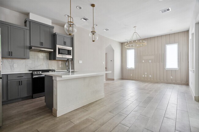 Building Photo - 9551 Neuens Rd Unit B Rental
