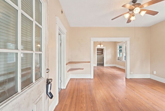 Photo - 105 League St