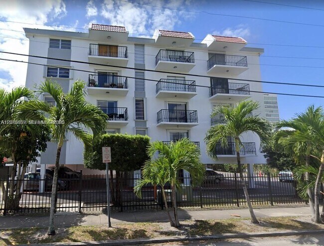 Building Photo - 2500 SW 6th St Unit 303