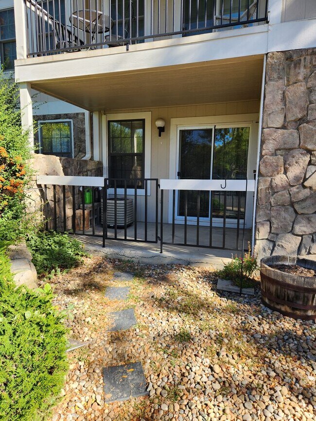 Building Photo - Amazing first floor unit in Arvada!