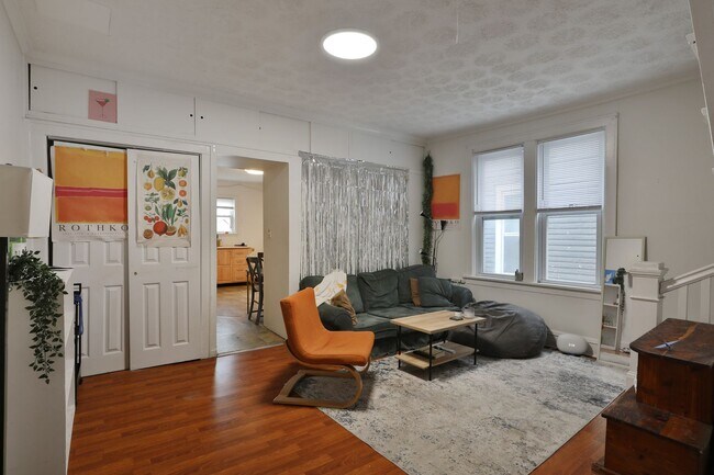 Photo - 4-5 BR HOUSE on Frambes close to High St / Short term lease available