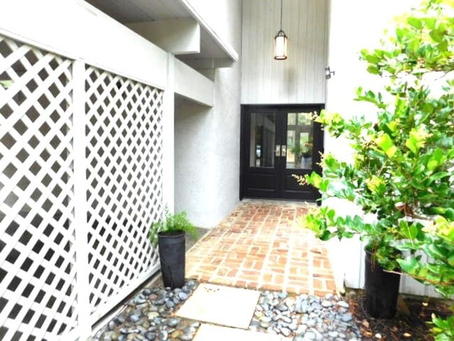 Building Photo - Spacious 2 Bedroom Home Located In Sea Pines