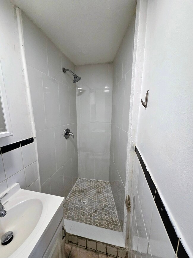 Building Photo - 475 West Side Ave Unit 1