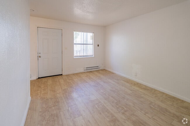 1BR, 1BA - 700SF - Living room