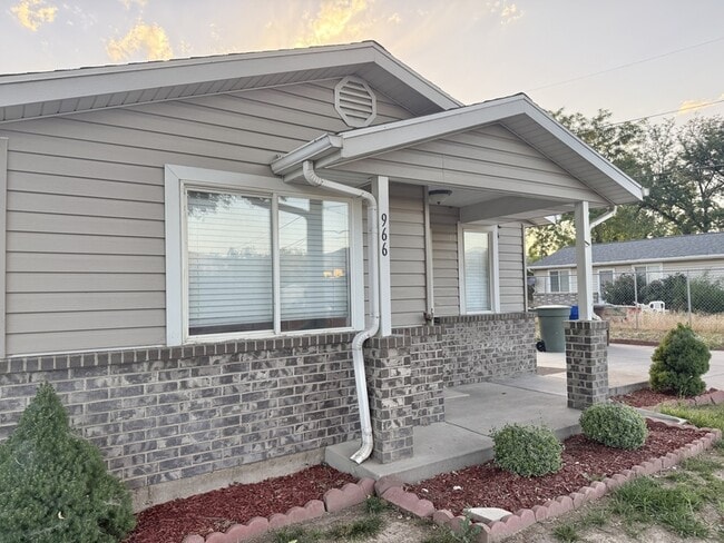 Photo - 966 Glendale St W