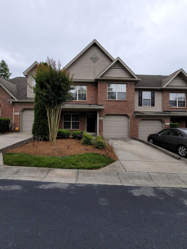 Photo - 3 BR townhome in Jamestown!