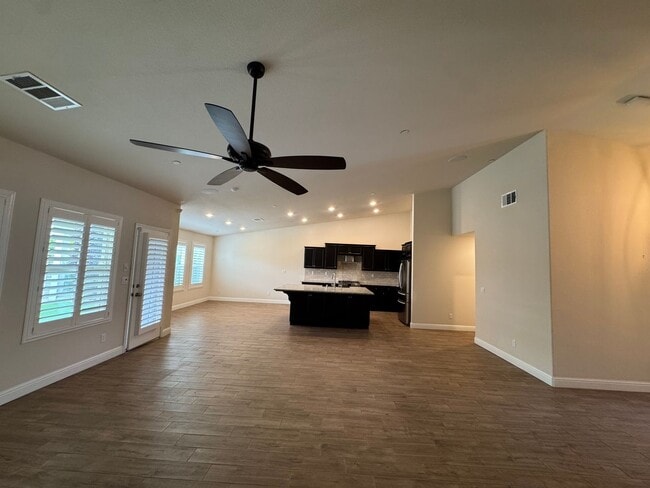 Photo - 493 Crescent Ln