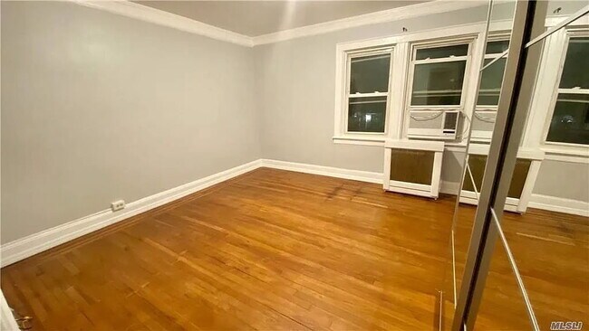 Photo - "Charming 3-Bedroom Unit in Queens – Spacious 900 Sq Ft Living!" Unidad 2