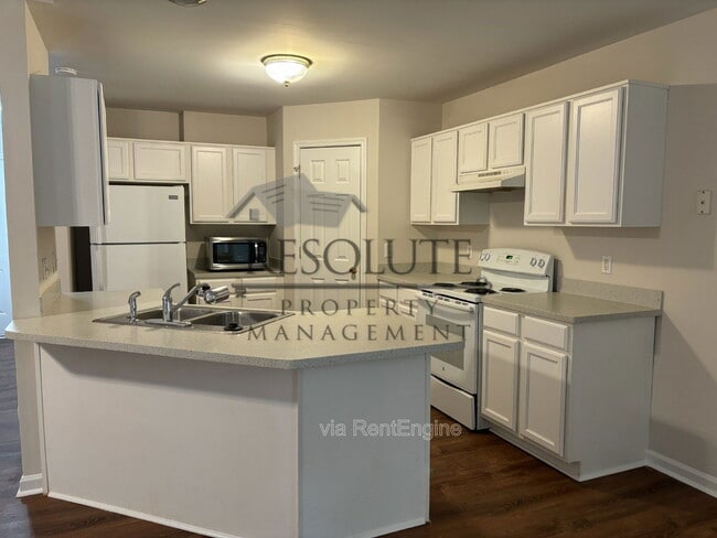 Photo - 928 Amersham Ln