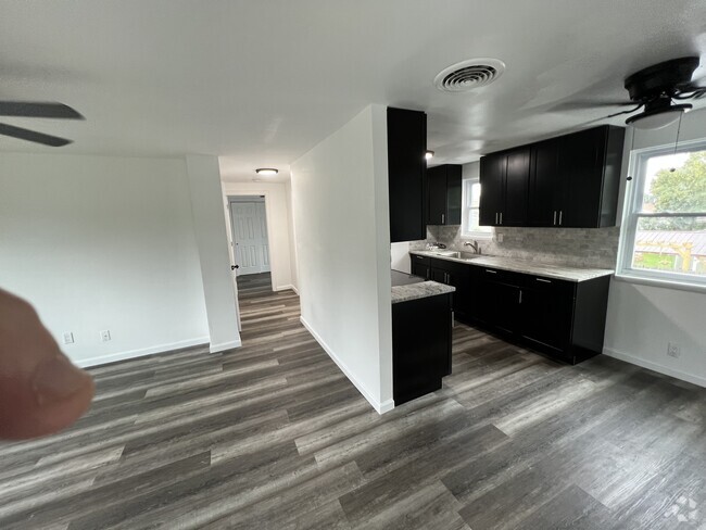 Building Photo - 18 Waltess Rd Unit 2 bedroom apartment