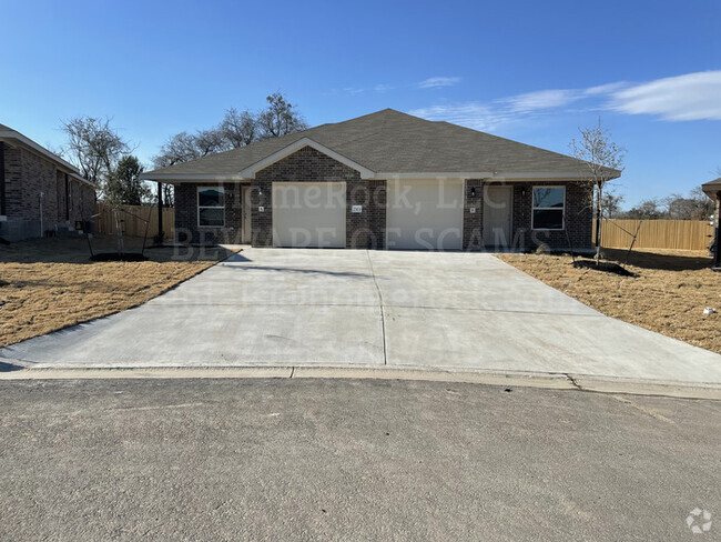 Building Photo - 3 Bedroom 2 Bath Available SOON! Rental