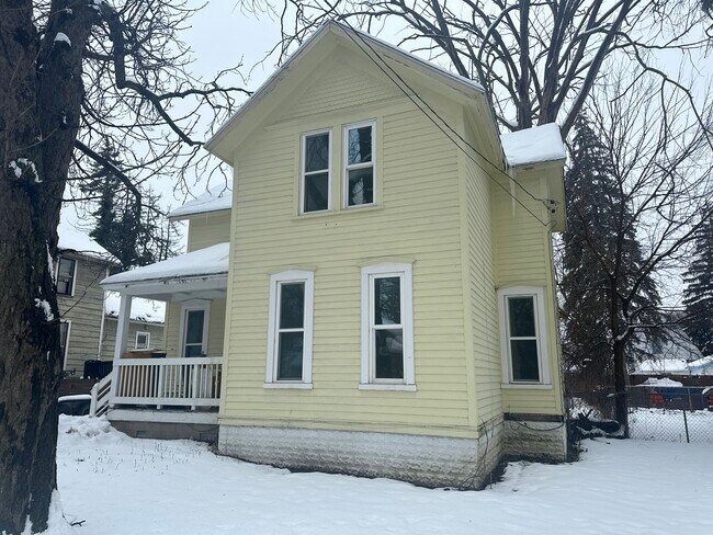 Photo - 1413 Mackinaw St House