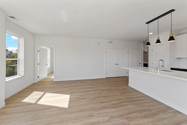 5945 6th Ave Unit 305