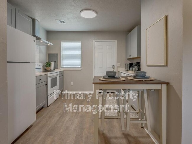 Photo - 1005 E Main St